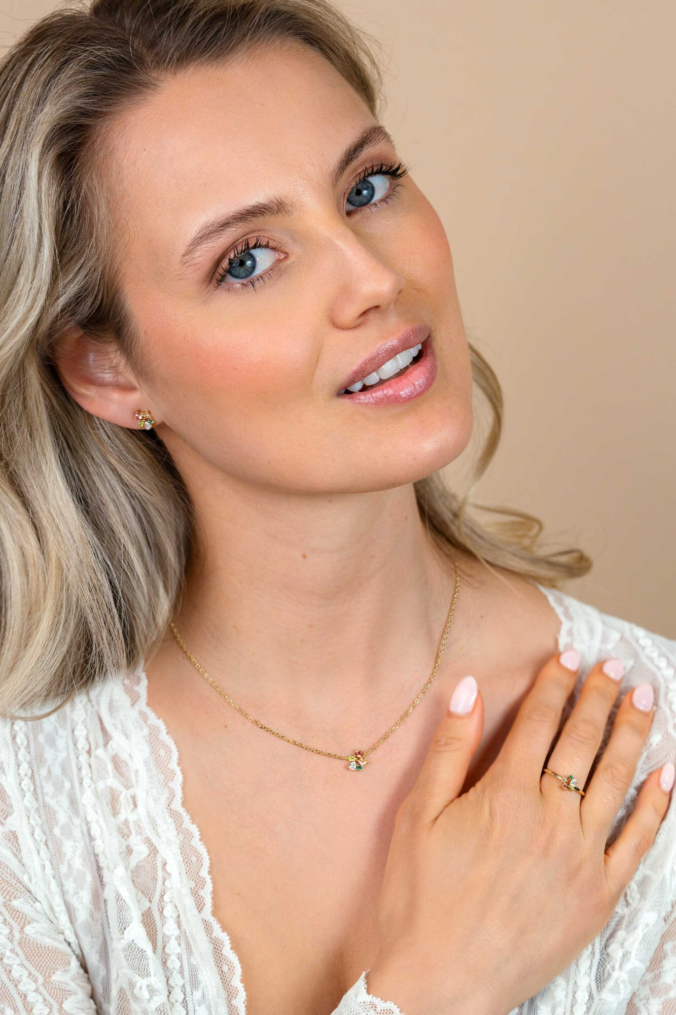 ZINZI gold plated zilveren ketting met speelse hanger (8mm) bezet met een mooie combinatie van bruine, groene en witte kleurstenen in verschillende slijpvormen 42-45cm ZIC2867