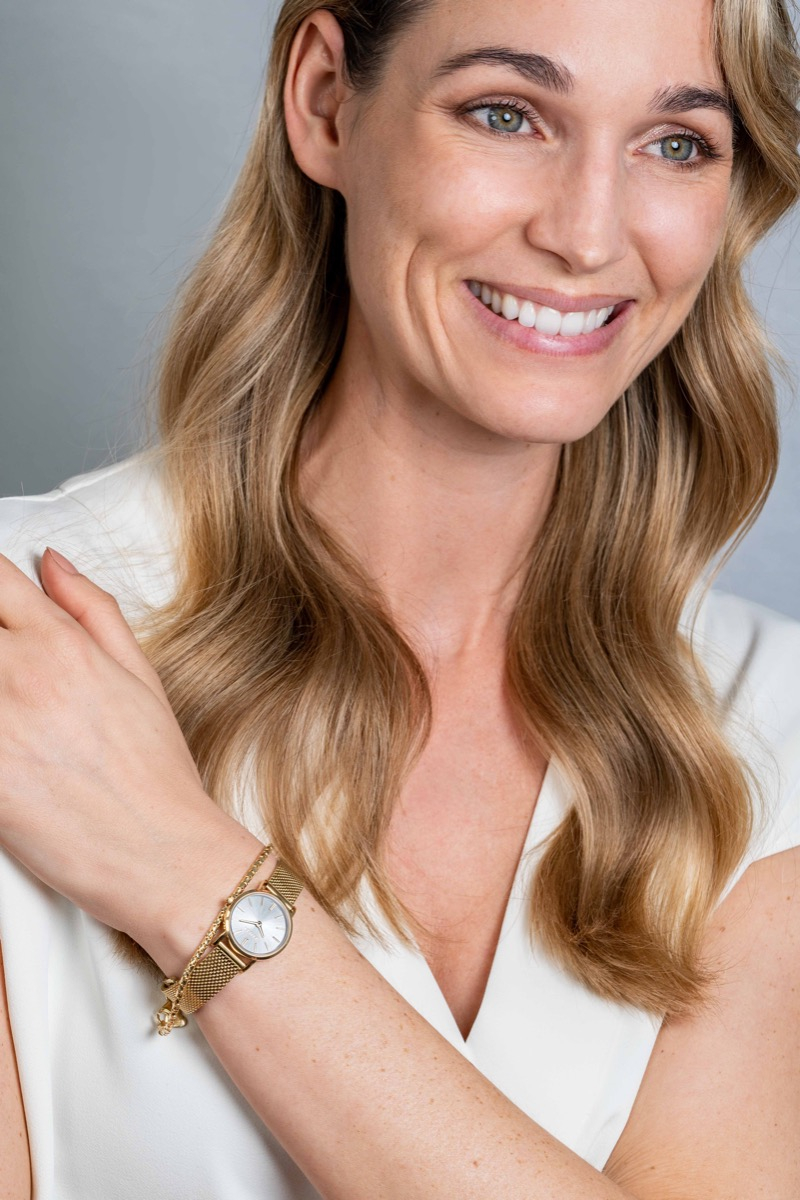 ZINZI Retro Mini horloge zilvergekleurde wijzerplaat, geelgoudkleurige kast en stalen mesh band, 24mm extra dun ZIW1833
