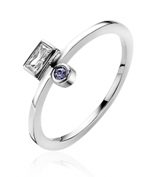 ZINZI zilveren fantasie ring met klein rond blauwe kleursteen en rechthoekige zetting witte zirconia ZIR-BF28
