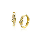 15mm ZINZI gold plated zilveren oorringen met een opengewerkt sierlijk hart waarbij een rij witte zirkonia’s vloeiend door het hart loopt, luxe klapsluiting ZIO2874Y