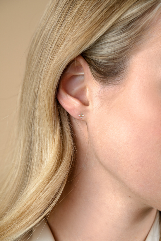 5mm ZINZI Gold 14 krt gouden fantasie oorknoppen in bloemvorm, bezet met vier ronde witte zirkonia's ZGO519