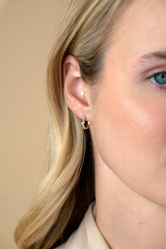 13mm ZINZI Gold 14 krt gouden oorringen met rechthoekige baguette geslepen zirkonia en zes ronde witte zirkonia's, met luxe klapsluiting 13 x 2mm ZGO528