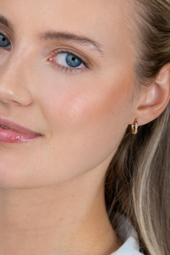 11mm ZINZI Gold 14 krt gouden oorringen, bezet met witte zirconia's met luxe klapsluiting 11mm x 2mm vierkante buis ZGO569Z
