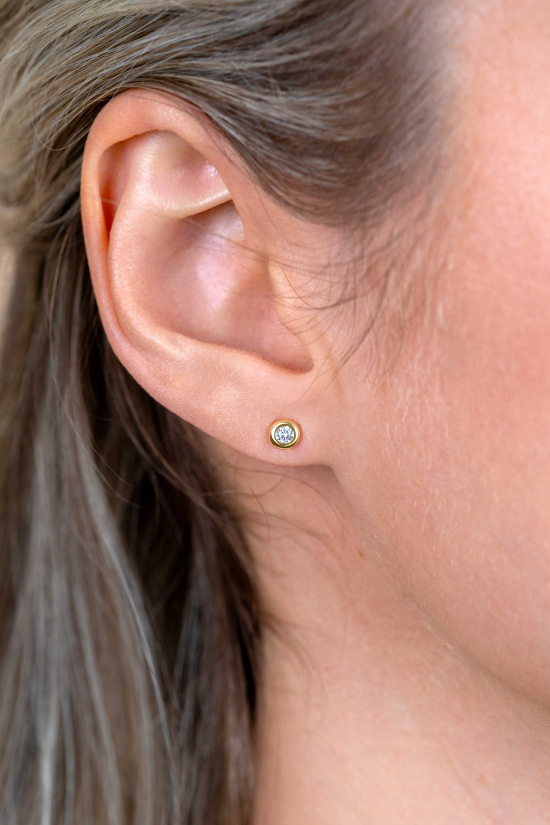 4mm ZINZI Gold 14 krt gouden oorknoppen ronde zetting bezet met witte zirconia ZGO451
