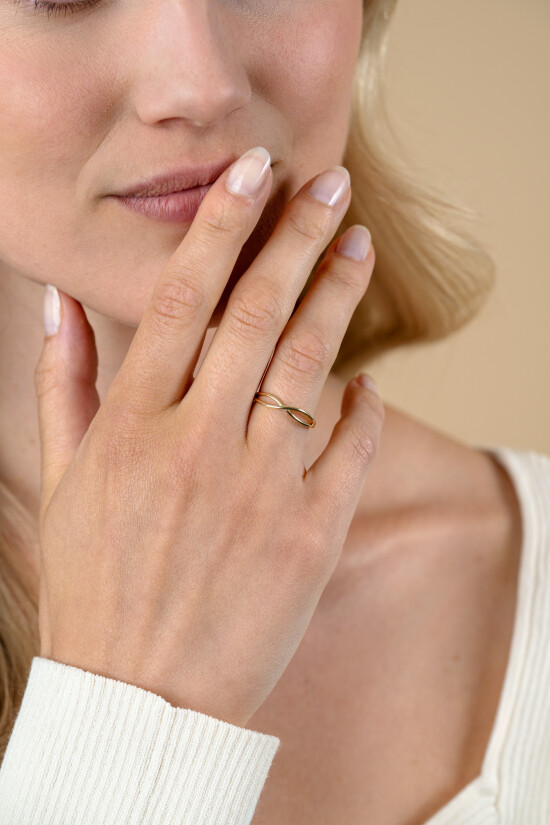 ZINZI Gold 14 krt gouden cross-over ring met twee kruisende gladde banen ZGR534