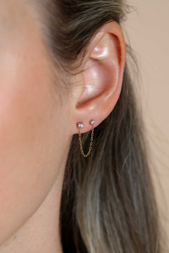 35mm ZINZI Gold 14 krt gouden dubbele oorstekers met verbonden ketting en witte zirkonia. Maar voor één oor. ZGO547 
