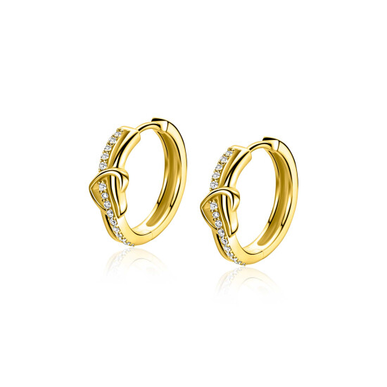 15mm ZINZI gold plated zilveren oorringen met een opengewerkt sierlijk hart waarbij een rij witte zirkonia’s vloeiend door het hart loopt, luxe klapsluiting ZIO2874Y