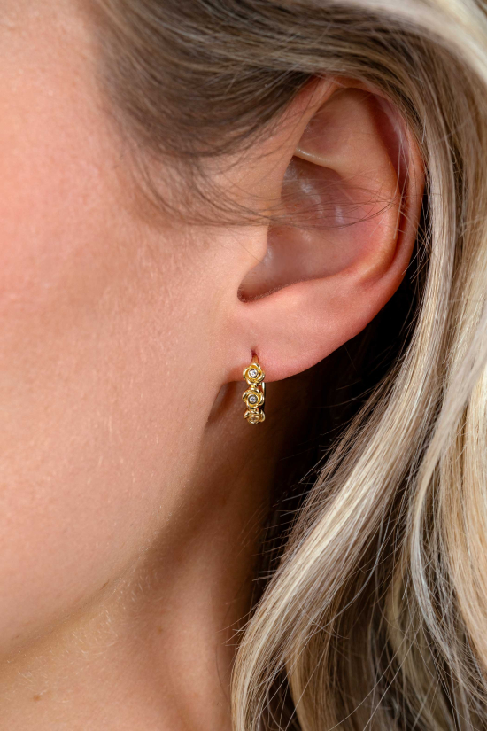 13mm ZINZI gold plated zilveren oorringen met drie roosjes, bezet met witte zirkonia’s, luxe klapsluiting ZIO2873Y