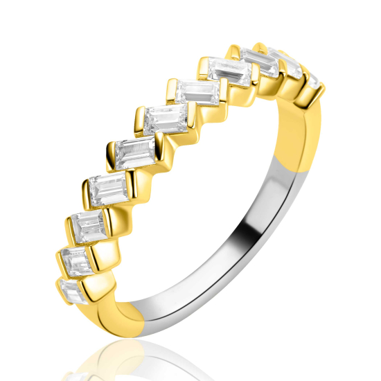 ZINZI goldplated zilveren ring bezet met baguette-geslepen zirkonia’s in een modern lijnenspel ZIR2829