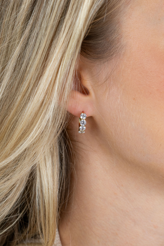 16mm ZINZI goldplated zilveren tennis oorringen bezet met vijf ronde witte zirkonia's, 4mm buisdikte en luxe klapsluiting ZIO2808