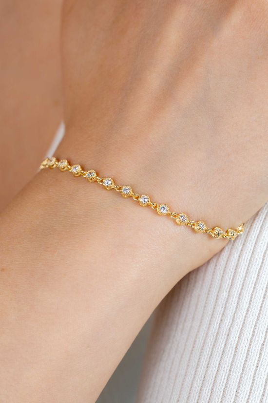 ZINZI gold plated zilveren armband met een speelse rij witte zirkonia’s in ronde zetting 3mm breed ZIA2893Y