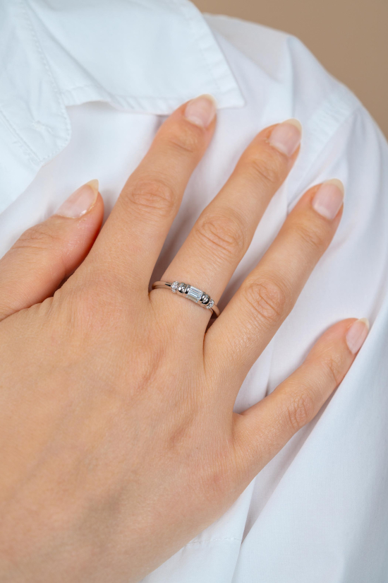 ZINZI zilveren ring met trendy cilindervorm, bezet met diverse witte zirkonia’s ZIR2812