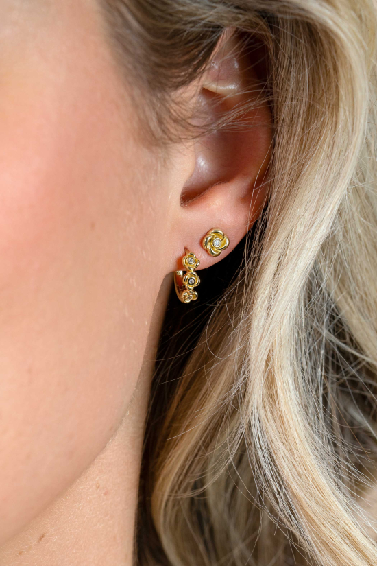 6mm ZINZI gold plated zilveren oorstekers met een roosje, bezet met witte zirkonia ZIO2872Y