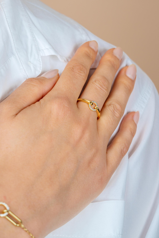 ZINZI goldplated zilveren ring met open ronde vorm bezet met witte zirkonia's ZIR2809