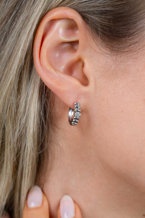 15mm ZINZI zilveren oorringen met sierlijk gladde ovalen, waarbij de middelste is bezet met witte zirkonia’s, luxe klapsluiting ZIO2876