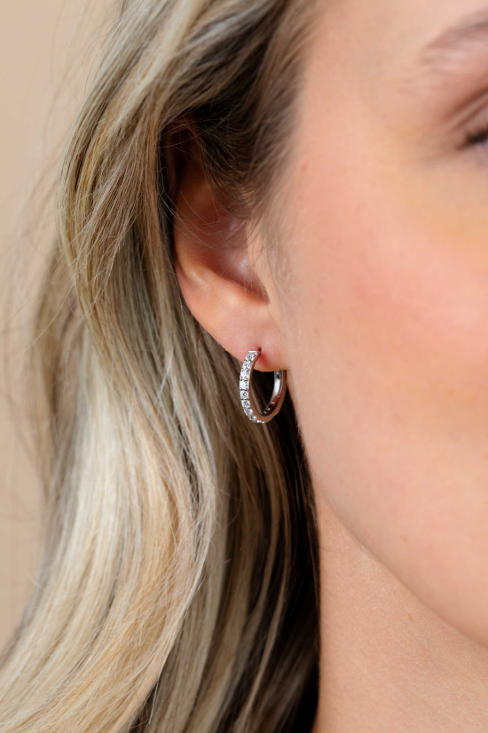 15mm ZINZI zilveren tennis oorringen bezet met een rij schitterende zirkonia’s, luxe klapsluiting ZIO2881