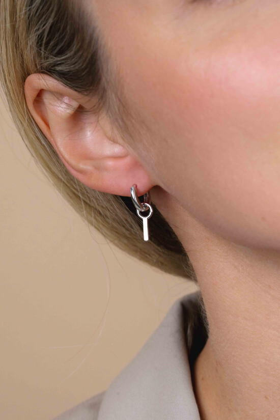 ZINZI zilveren letter oorbedel I per stuk geprijsd ZICH2144I. (zonder oorringen).