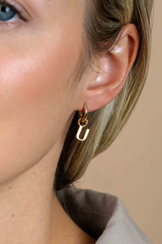 ZINZI zilveren geelvergulde letter oorbedel U per stuk geprijsd ZICH2145U. (zonder oorringen).