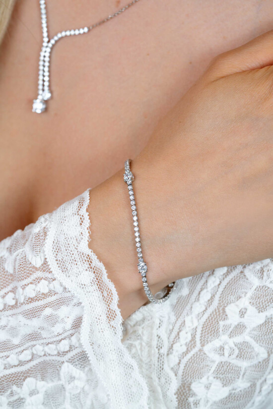 ZINZI zilveren tennisarmband 2,1mm breed bezet met witte zirkonia’s in verfijnde rijzetting, afgewisseld met drie grotere witte zirkonia's (4,3mm) in chatonzetting ZIA2894