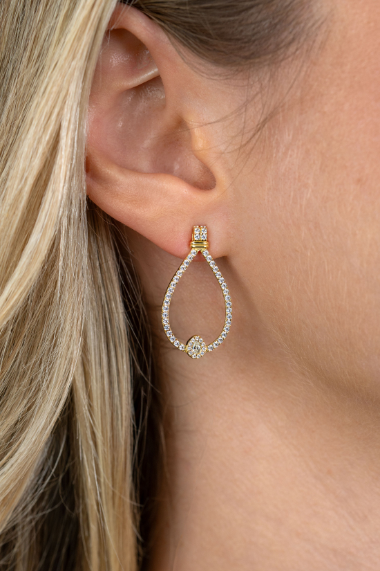 29mm ZINZI goldplated zilveren luxe oorstekers met grote sierlijke open druppelvorm, bezet met witte zirkonia’s ZIO2815