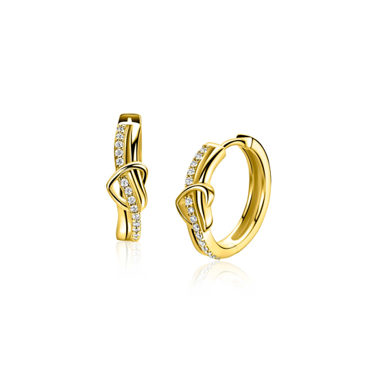 15mm ZINZI gold plated zilveren oorringen met een opengewerkt sierlijk hart waarbij een rij witte zirkonia’s vloeiend door het hart loopt, luxe klapsluiting ZIO2874Y