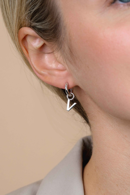 ZINZI zilveren letter oorbedel V per stuk geprijsd ZICH2144V. (zonder oorringen).