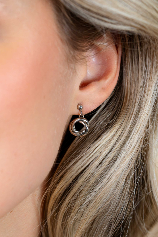 17mm ZINZI zilveren oorstekers met drie verbonden ringen (knoop-stijl) ZIO2890