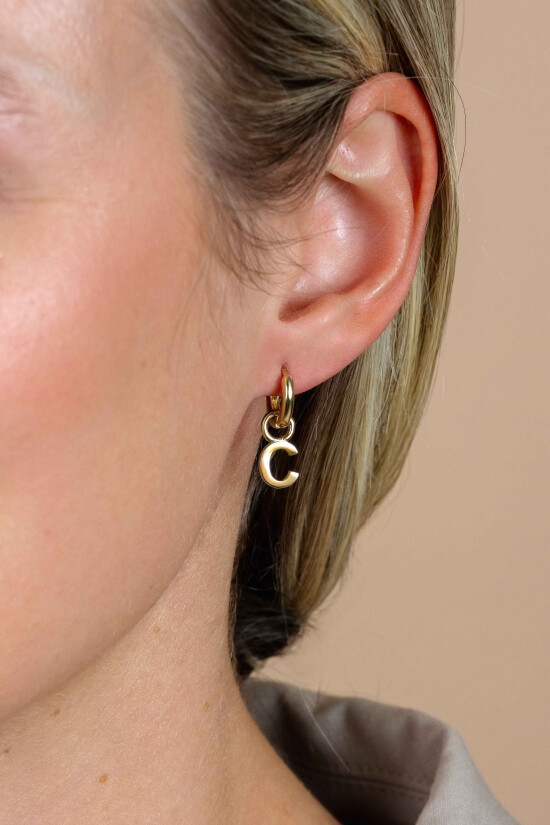 ZINZI zilveren geelvergulde letter oorbedel C per stuk geprijsd ZICH2145C. (zonder oorringen).