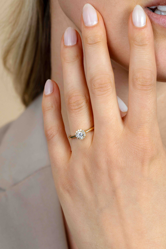 ZINZI gold plated zilveren entourage verlovingsring bezet met witte zirkonia's en klein hartje aan de zijkant ZIR2697Y