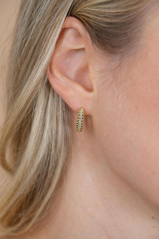 16,5mm ZINZI goldplated zilveren oorringen met speelse structuur en een rij witte zirkonia's in het midden, luxe klapsluiting ZIO2834Y