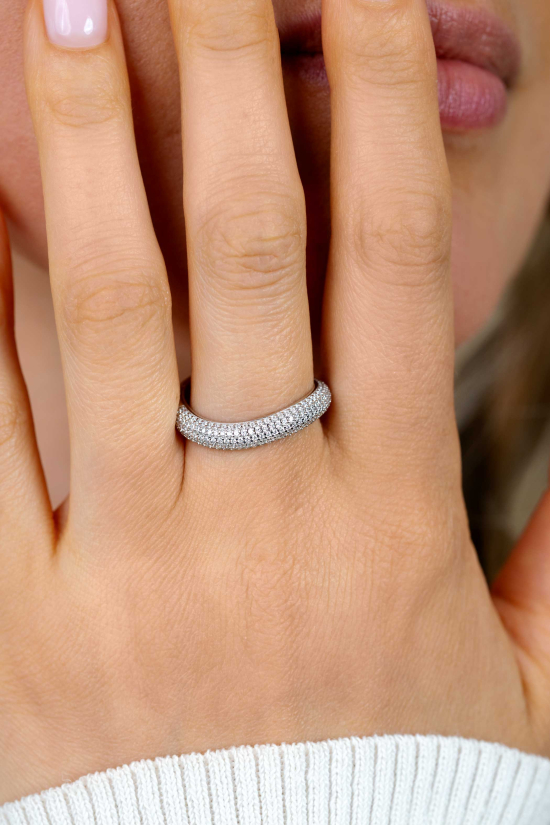 ZINZI zilveren ring volledig bezet met pavé gezette witte zirkonia’s in een vloeiende lijn ZIR2883