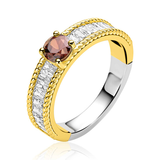 ZINZI gold plated zilveren ring met een bruine kleursteen, een rij baguette geslepen witte zirkonia’s en sierlijke randafwerking ZIR2880