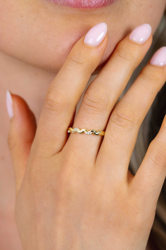 ZINZI gold plated zilveren ring met een sierlijk golvend design, subtiel bezet met witte zirkonia’s ZIR2875