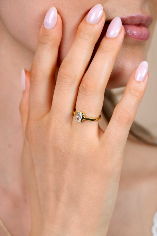 ZINZI gold plated zilveren ring met een rechthoekige gladde kastzetting (9mm) bezet met een witte zirkonia ZIR2899
