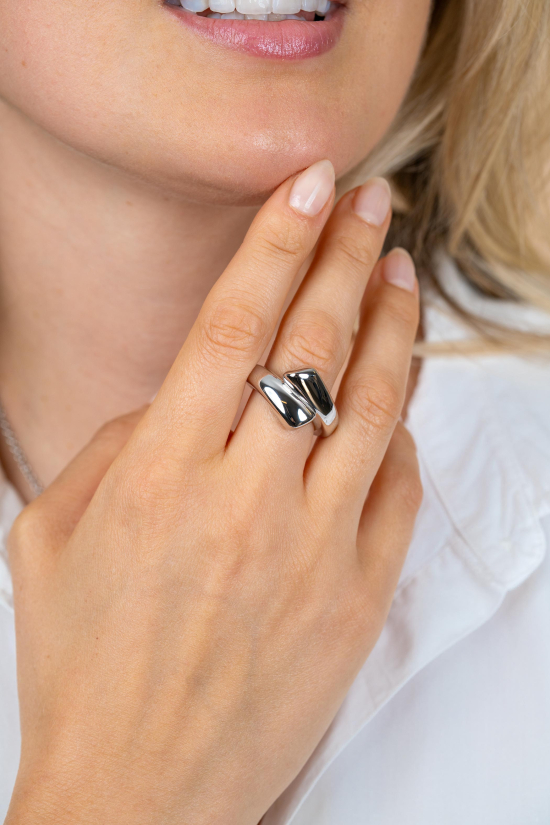 ZINZI zilveren statementring met krachtige lijnen en vloeiende vormen ZIR2786