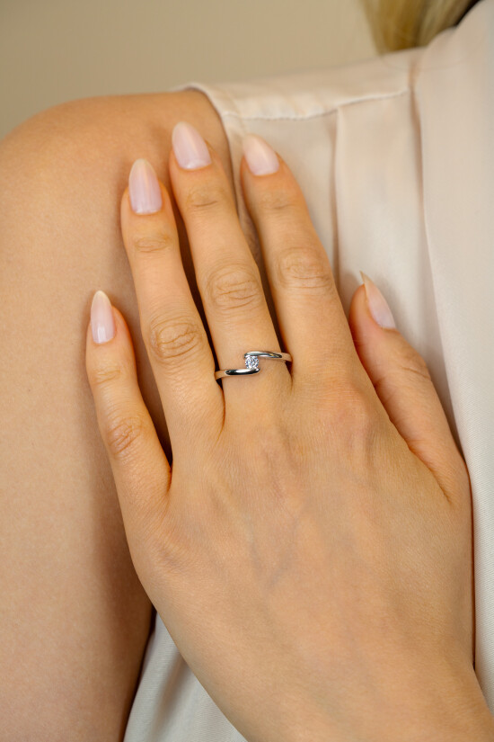 ZINZI zilveren ring (6mm breed) met ronde zirkonia, sierlijk omklemd door twee banen ZIR2766