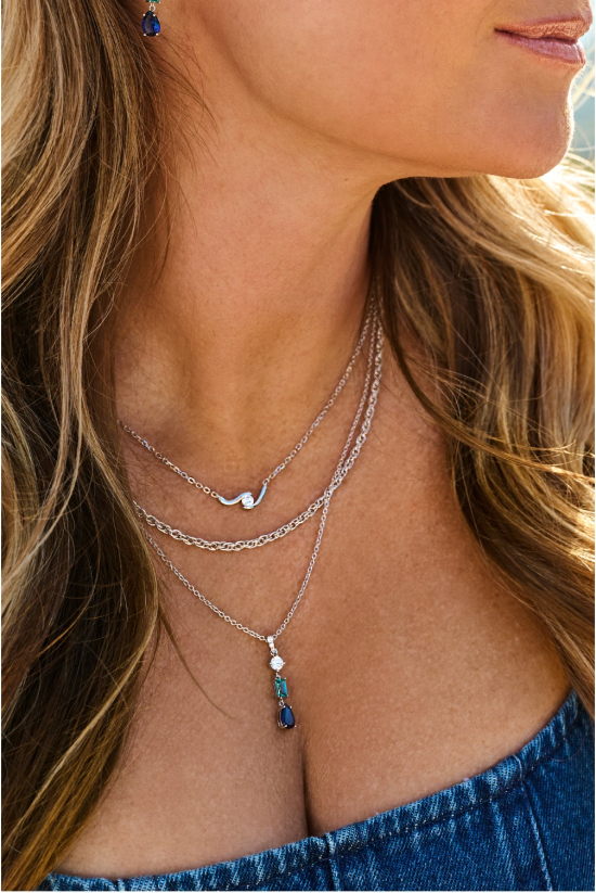 ZINZI zilveren collier 45cm met sierlijke hanger (27mm) bezet met een ronde witte zirkonia, licht aquablauwe rechthoekige kleursteen en diepblauwe peervormige kleursteen ZIC2901