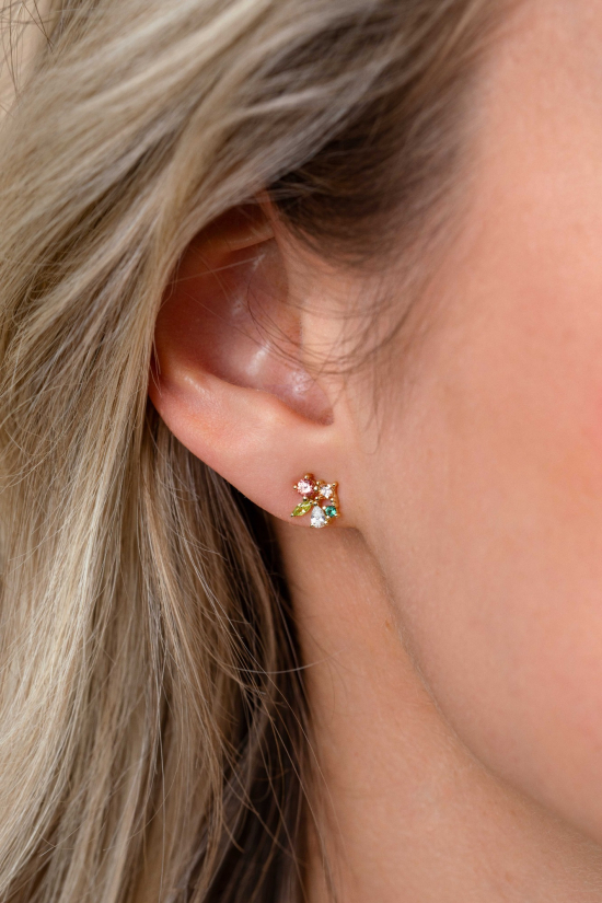 8mm ZINZI zilveren oorstekers bezet met een speelse combinatie van bruine, groene en witte kleurstenen in verschillende slijpvormen ZIO2867