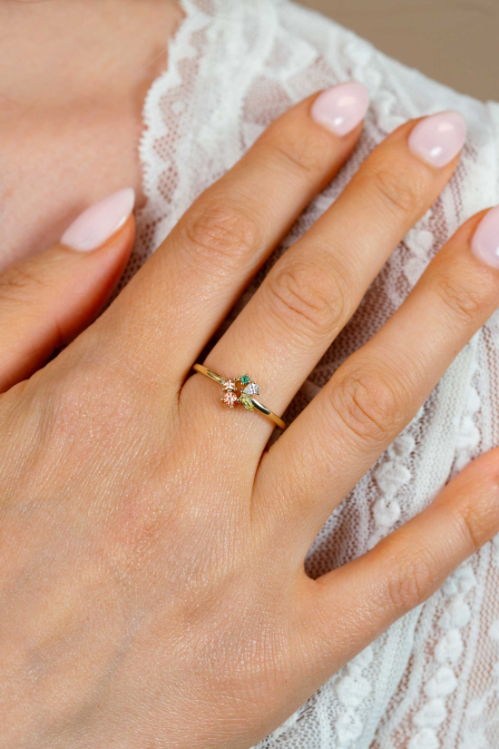 ZINZI gold plated zilveren ring met een speelse combinatie van bruine, groene en witte kleurstenen in verschillende slijpvormen ZIR2867