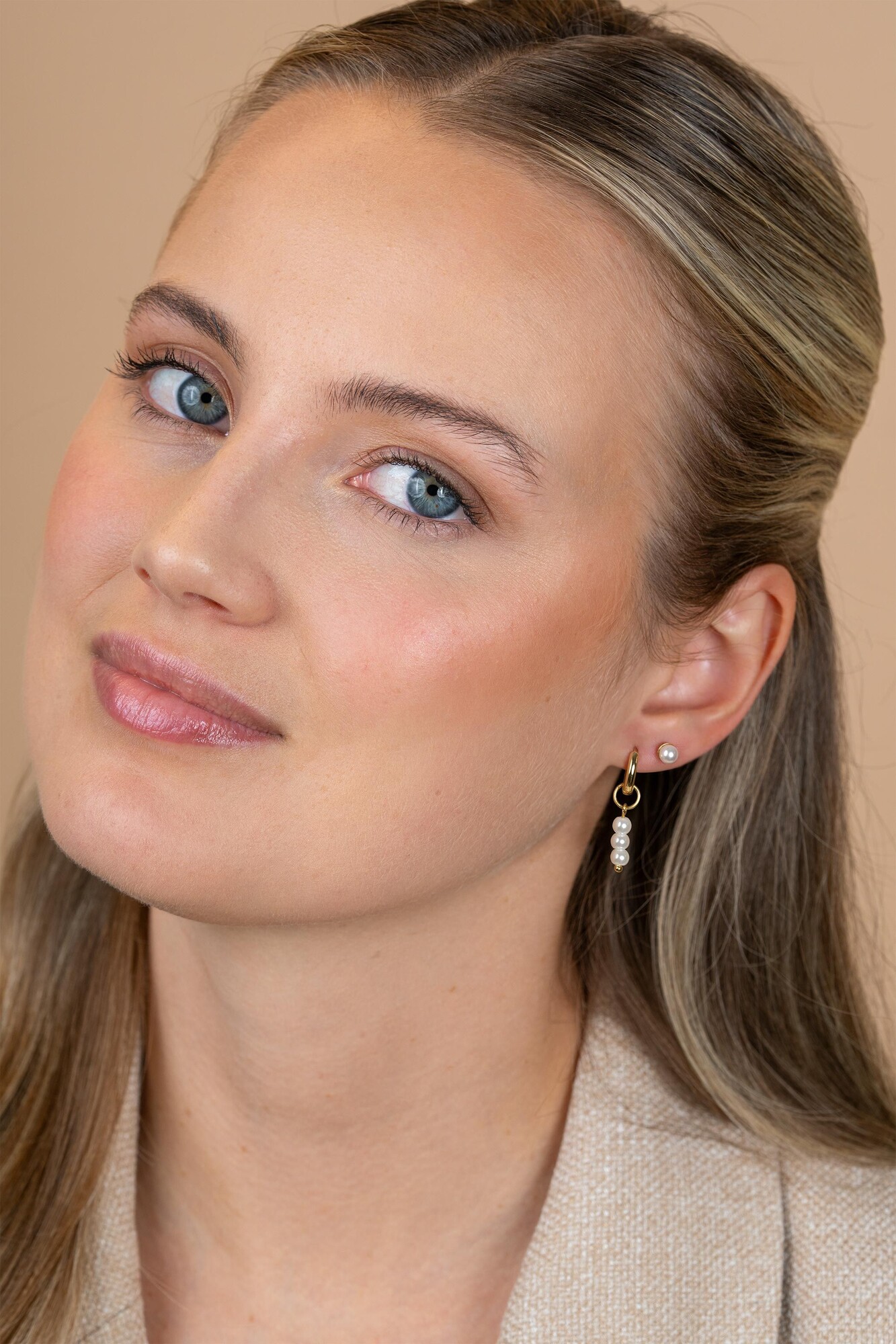 Xmas Giftset: Twee paar goldplated zilveren oorsieraden met witte parels, perfect op elkaar afgestemd in één feestelijke set (ZICH2734Y,ZIO194G en ZIO1318Y) GIFTSET17