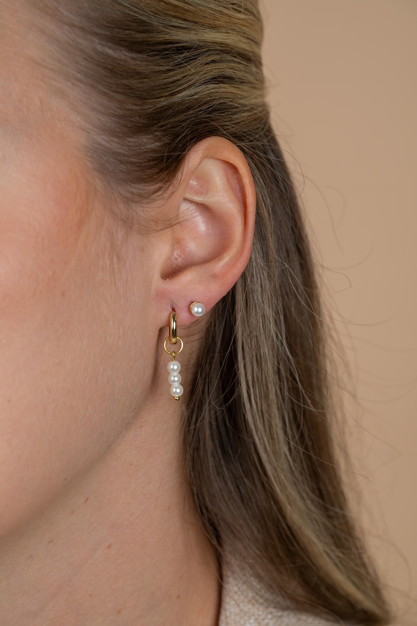 Xmas Giftset: Twee paar goldplated zilveren oorsieraden met witte parels, perfect op elkaar afgestemd in één feestelijke set (ZICH2734Y,ZIO194G en ZIO1318Y) GIFTSET17