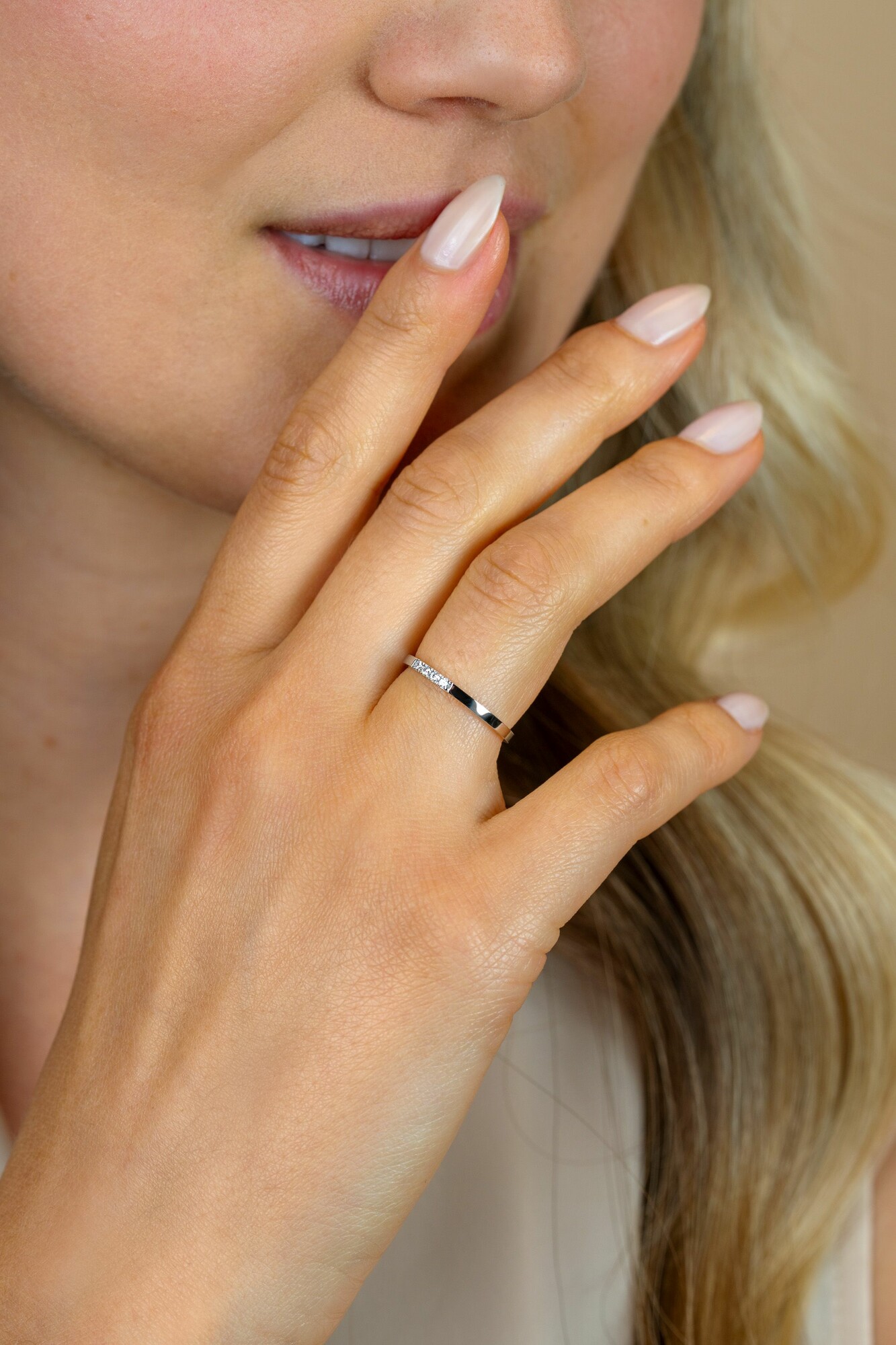 ZINZI Gold 14 krt witgouden ring (1,7mm breed) bezet met vier witte zirkonia's ZGR407W