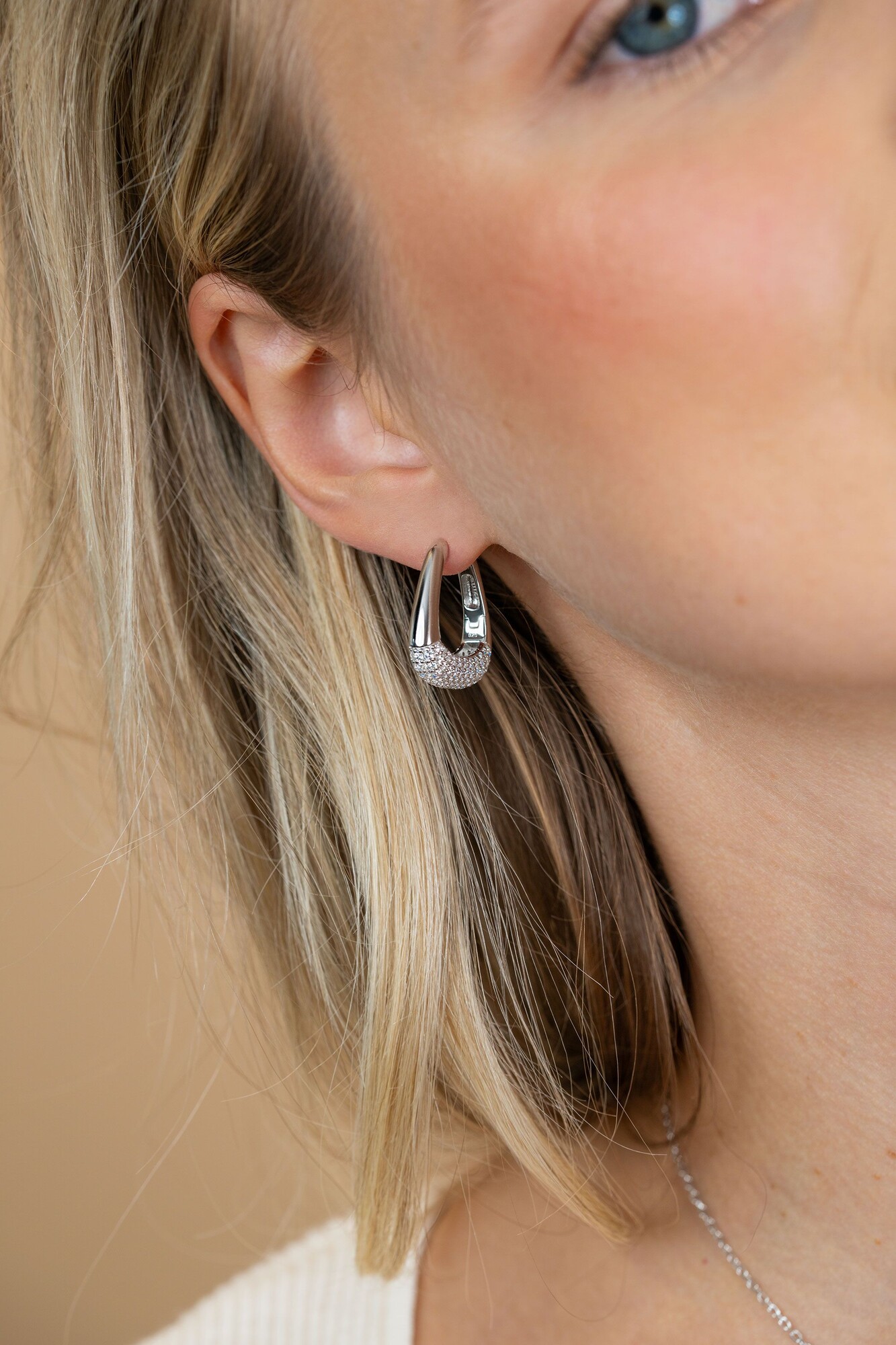 21mm ZINZI zilveren oorringen glad in een trendy tasvorm, sierlijk bezet met witte zirkonia's en luxe klapsluiting ZIO2806