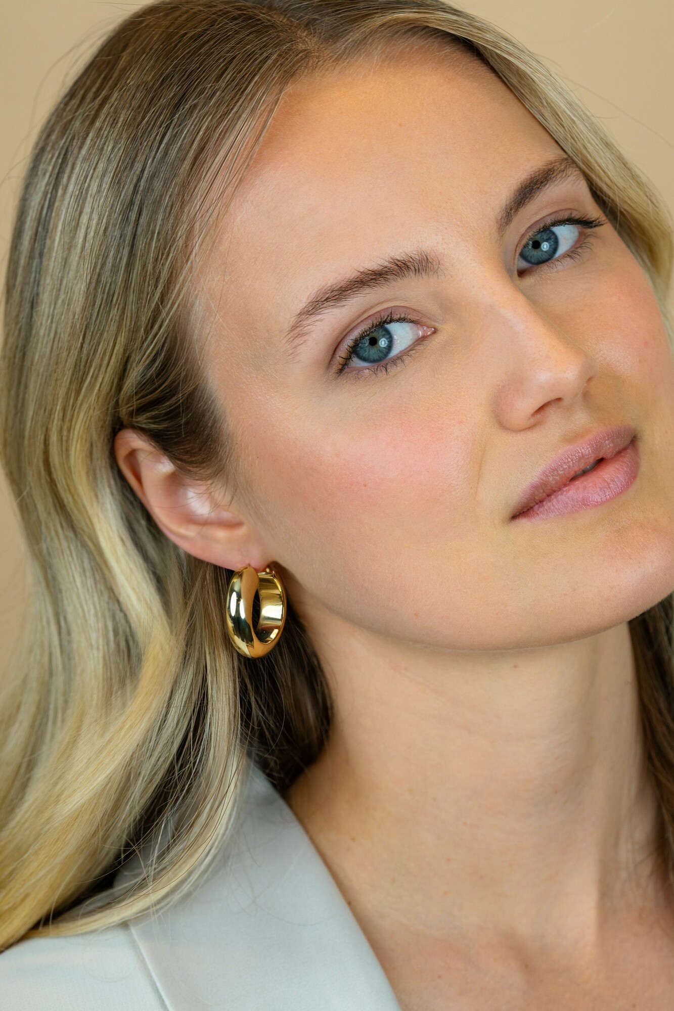 28mm ZINZI gold plated zilveren oorringen met brede buis (8mm) en rond model, handige bovensluiting  ZIO2749G