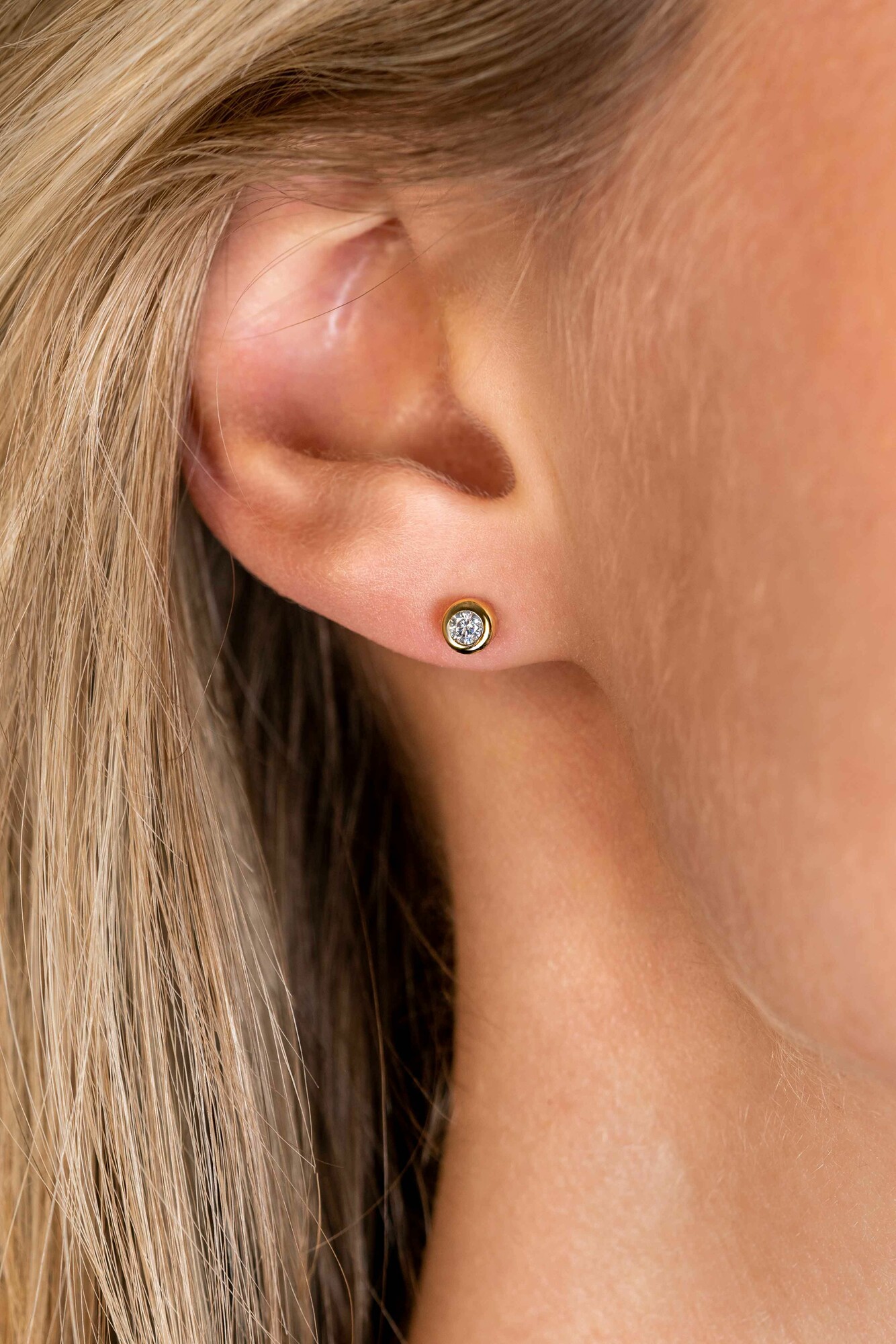 APRIL oorknoppen 4mm gold plated met geboortesteen diamant wit zirconia
