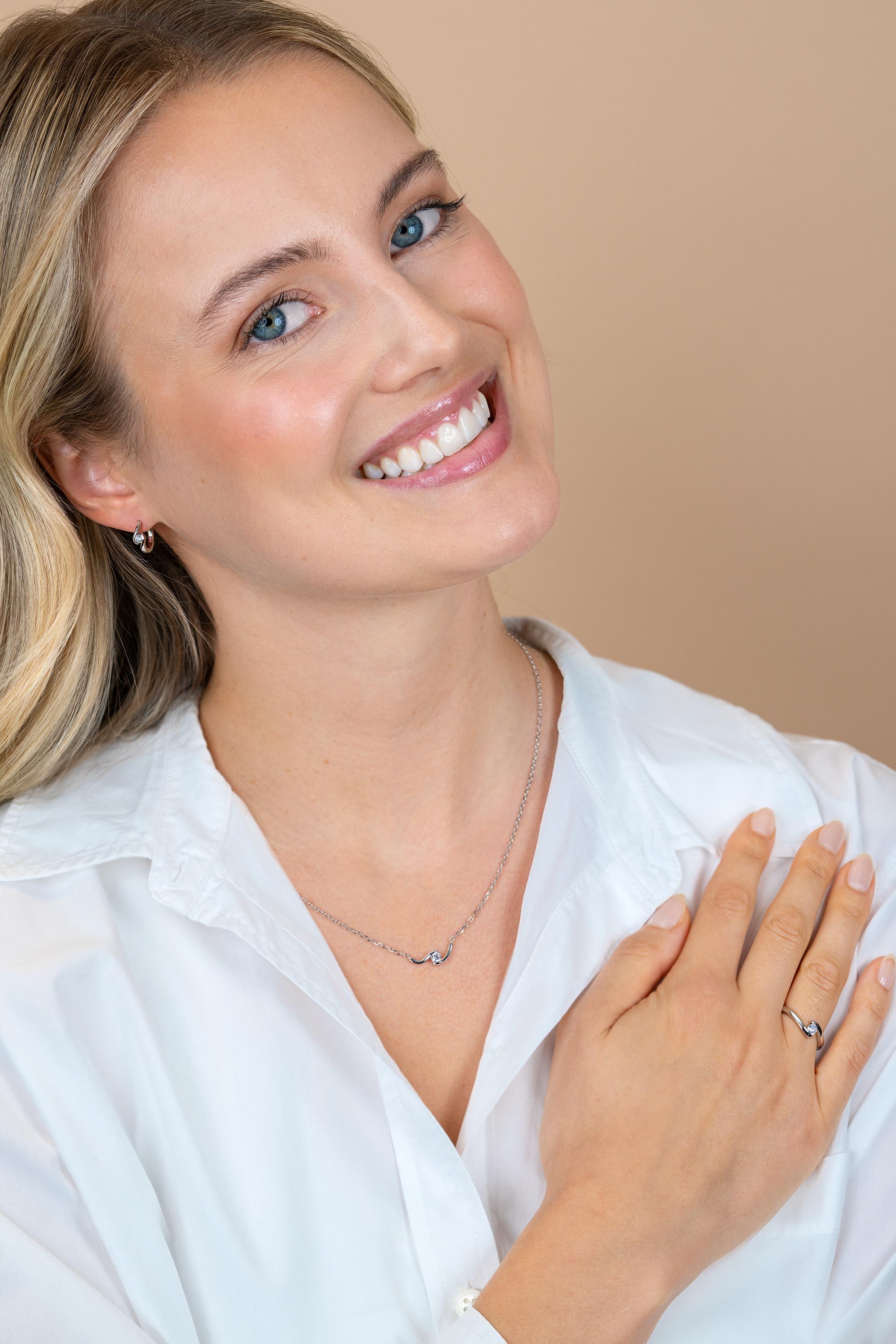 ZINZI zilveren ring (6mm breed) met ronde zirkonia, sierlijk omklemd door twee banen ZIR2766