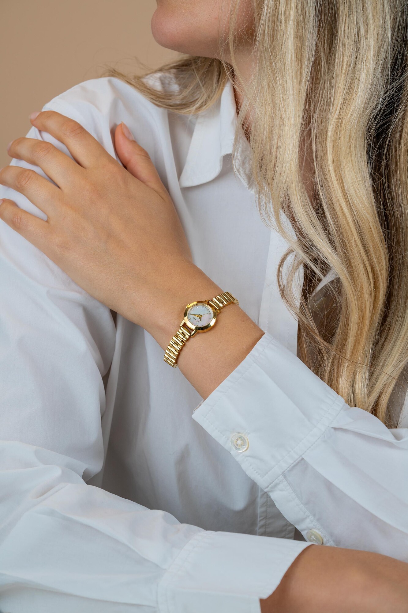 ZINZI Etoile Nuit horloge 20mm parelmoer wijzerplaat, witte zirkonia's als uur-aanduiding, goudkleurige stalen kast en schakelband, Japans uurwerk ZIW3134