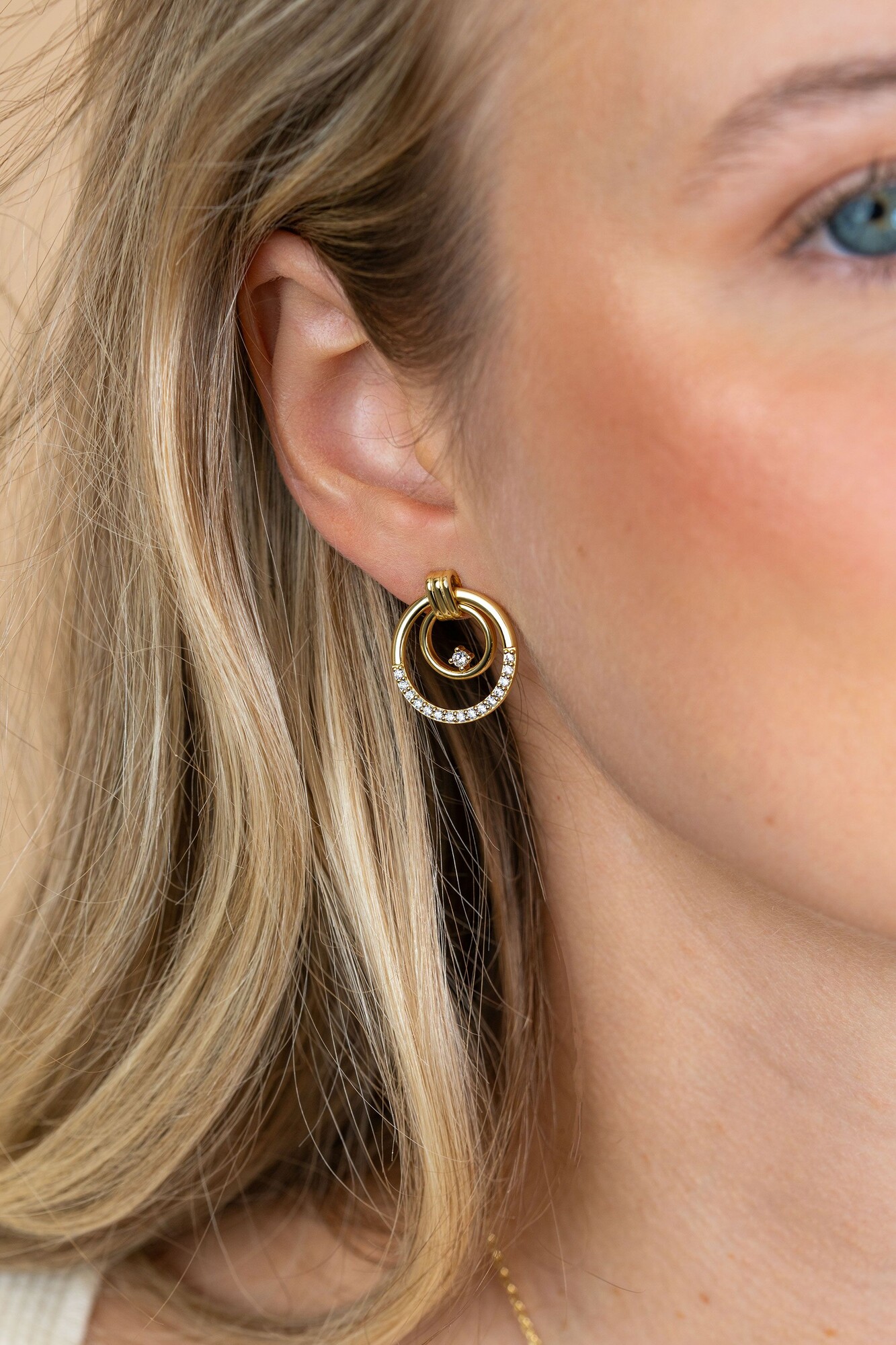 21mm ZINZI goldplated zilveren luxe oorstekers met elegante dubbele ronde ringen, speels bezet met witte zirkonia's ZIO2819