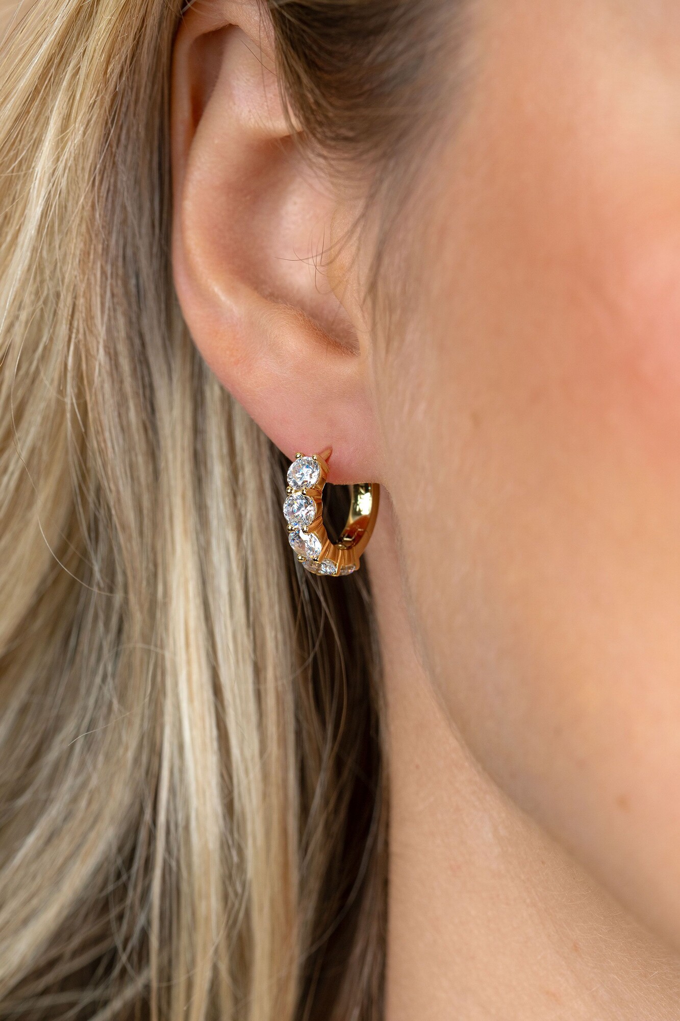 16mm ZINZI goldplated zilveren tennis oorringen bezet met vijf ronde witte zirkonia's, 4mm buisdikte en luxe klapsluiting ZIO2808