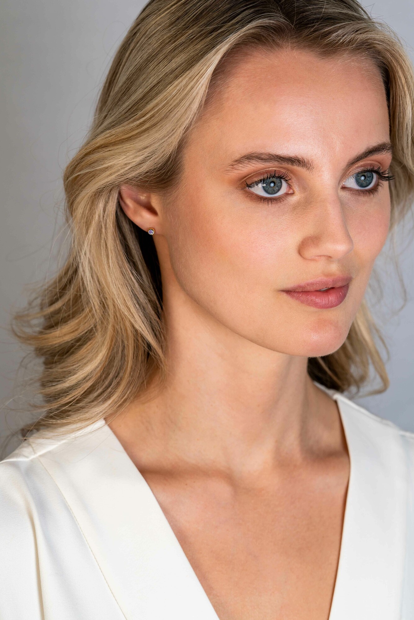 JUNI oorknoppen 4mm gold plated met geboortesteen licht paars amethist zirconia
